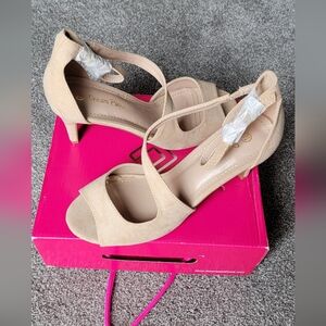 NWOT Dream Pairs Suede Heeled Shoes Size 7.5